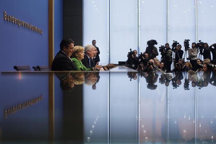 aftale. Angela Merkel og den konservative tyske fløj er tirsdag nat blevet enige med SPD om regeringsgrundlaget for de næste fire år. Og socialdemokraterne er kommet igennem med kravet om en mindsteløn, der vil være et værn mod løndumping, skriver Emilie Turunen. 