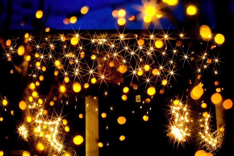 Julelys. Der er penge at spare på juleudsmykningen hvis man vælger LED-lyskæder frem for en gammel model med glødepærer. 