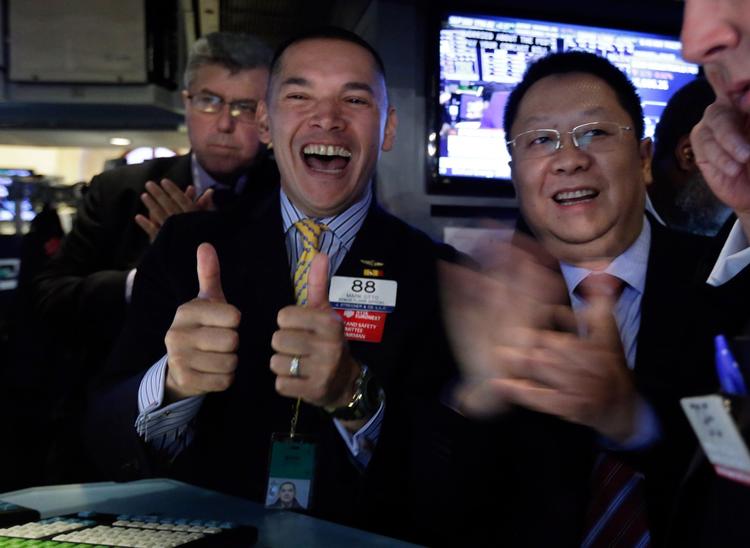 advarsel. Der er penge at tjene på børserne, men der er også mange at spare ved at droppe børsmælgeren og investere selv, lyder budskabet i ny bog af dansker, som tidligere har arbejdet som hedgefund-manager. 