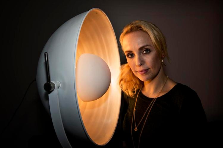 Rejsegods. I Julie R. Ølgaards lejlighed er der ting fra flere af de lande, hun har rejst i. En af hendes yndlingsting er den store, hvide lampe, som hun med stort besvær slæbte med hjem fra Amsterdam. 