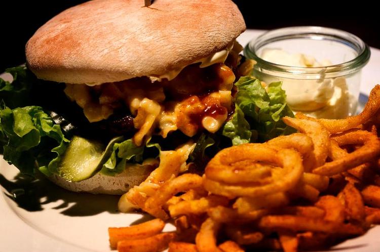 Cowboylook. Grillen Nørrebro serverer amerikansk stemning og burger med makaroni i ostesovs. Fritterne er forglemmelige. 