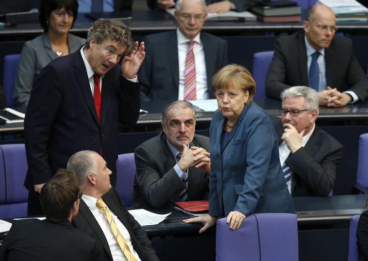 mindsteløn. Den tyske kansler Merkel tvinges nu til at give de små i samfundet en hånd, løfte bunden på arbejdsmarkedet og sætte gang i investeringerne, skriver Dan Jørgensen. 