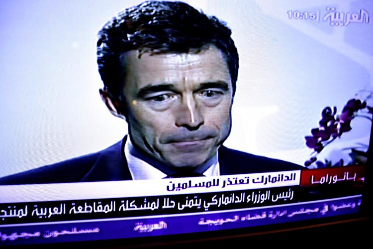 krise. Da Muhammedkrisen spidsede til i slutningen af januar 2006, forklarede statsminister Anders Fogh Rasmussen (V) sin afvisning af møde  med en stribe ambassadører fra muslimske lande med, »at det ville have været starten på en glidebane«. Udenrigsminister Per Møller (K) var uenig i håndteringen af sagen, har han fortalt i en dokumentarudsendelse på DR2. Her foto af Fogh Rasmussen, der forklarer sig på arabisk tv. 