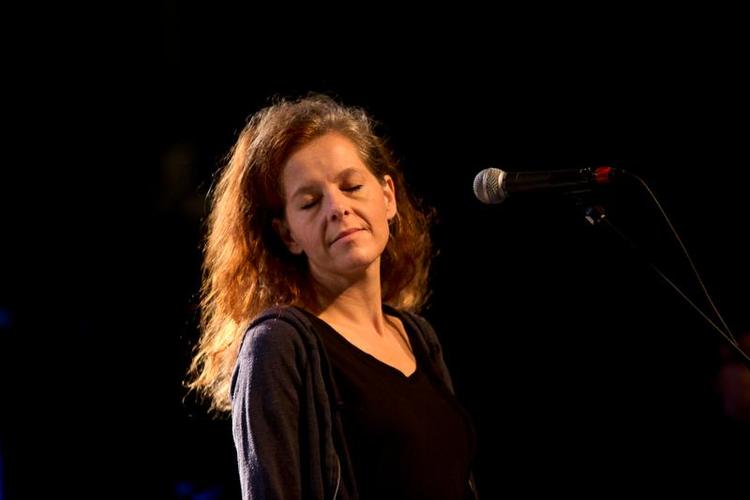 Nært. For ti år siden kårerde magasinet Playboy Neko Case til indierockens mest sexede babe. Onsdag gav hun intim koncert på Bremen Teater. 