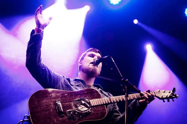 Hjælp. Jonas Haahr Petersen fra Hymns From Nineveh er på scenen til støttefesten for Filippinerne. 