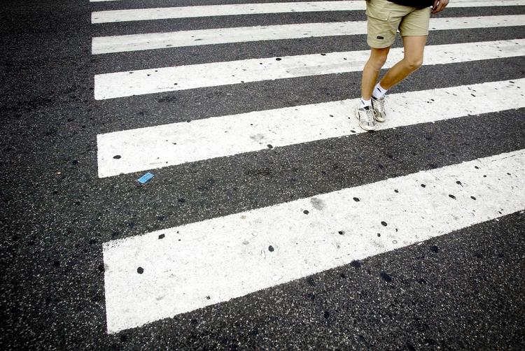 TRAFIKKRITIK. Cyklister og bilister vil have lov at køre over for rødt. Så må vi også gå over, selv om trafiksignalerne viser rødt, lyder den ironiske kommentar fra Dansk Fodgænger Forbund. 