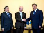 Håndtryk. Ukraines præsident Viktor Yanukovych (t.h.) trykker næver med  formand for det Europæiske Råd, Herman van Rompuy og EU-kommissionens formand Jose Manuel Barroso  i Vilnius. 