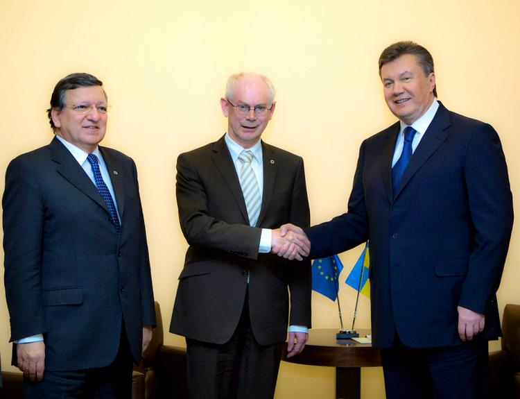 Håndtryk. Ukraines præsident Viktor Yanukovych (t.h.) trykker næver med  formand for det Europæiske Råd, Herman van Rompuy og EU-kommissionens formand Jose Manuel Barroso  i Vilnius. 