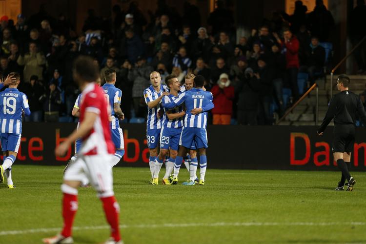 1-0. Efter 18 minutter førte Esbjerg 1-0 på den første af to scoringer af Mick van Buren. 