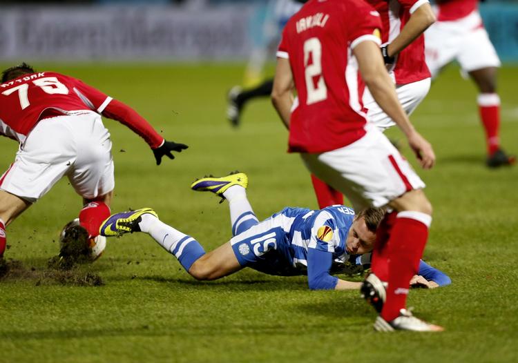 Ballade. 113 tyske og belgiske fodboldfans fik ikke set gårsdagens Europa League-opgør mellem Esbjerg og belgiske Standard Liège, fordi de blev tilbageholdt af politiet. - Foto:. 