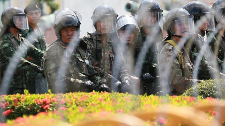 Protester. Tusindvis af betjente og soldater er udkommanderet i Thailands hovedstad Bangkok. Indtil videre er demonstrationerne forløbet relativt fredeligt. 