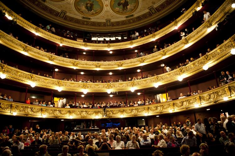 nationalscenen. Det har længe stået klart, at nationalscenen har brug for en anderledes stærk profil på førersædet. 