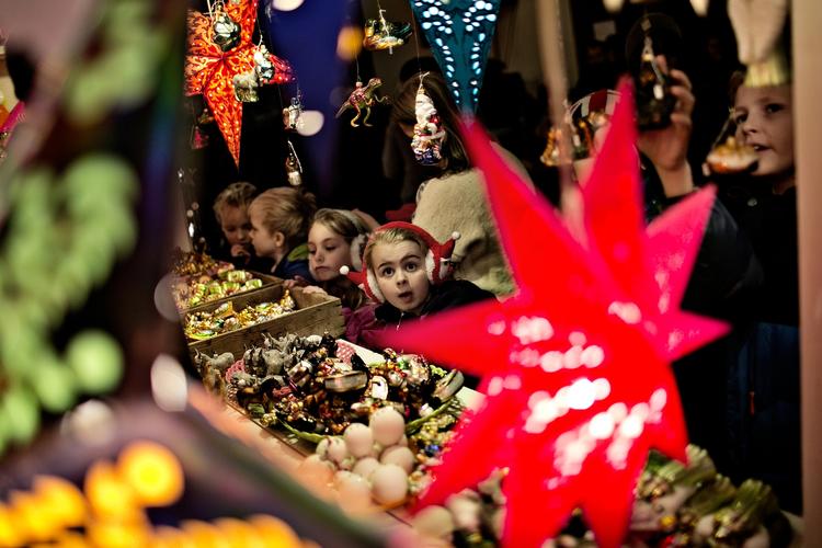 Julemarked. Med sin varme og gæstfrihed er Christianias julemarked det perfekte sted at forsvinde væk fra trængsel og alarm. Bare for en stund. 