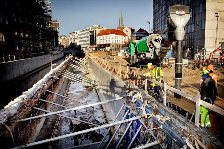 Åboulevard. Engang åben kloak, så gemt væk i årtier, og nu centrum for meget byliv - og en del af Aarhus' klimatilpasning. 