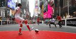 street. Gadefodbold bliver også praktiseret i USA's største by, New York, hvor selveste Times Square blev taget i brug i juli. 