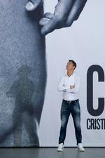 størst? Cristiano Ronaldo optræder på og uden for banen, blandt andet med egen undertøjsserie, og ses her ved siden af et kæmpe fotografi af sit ene ben. 