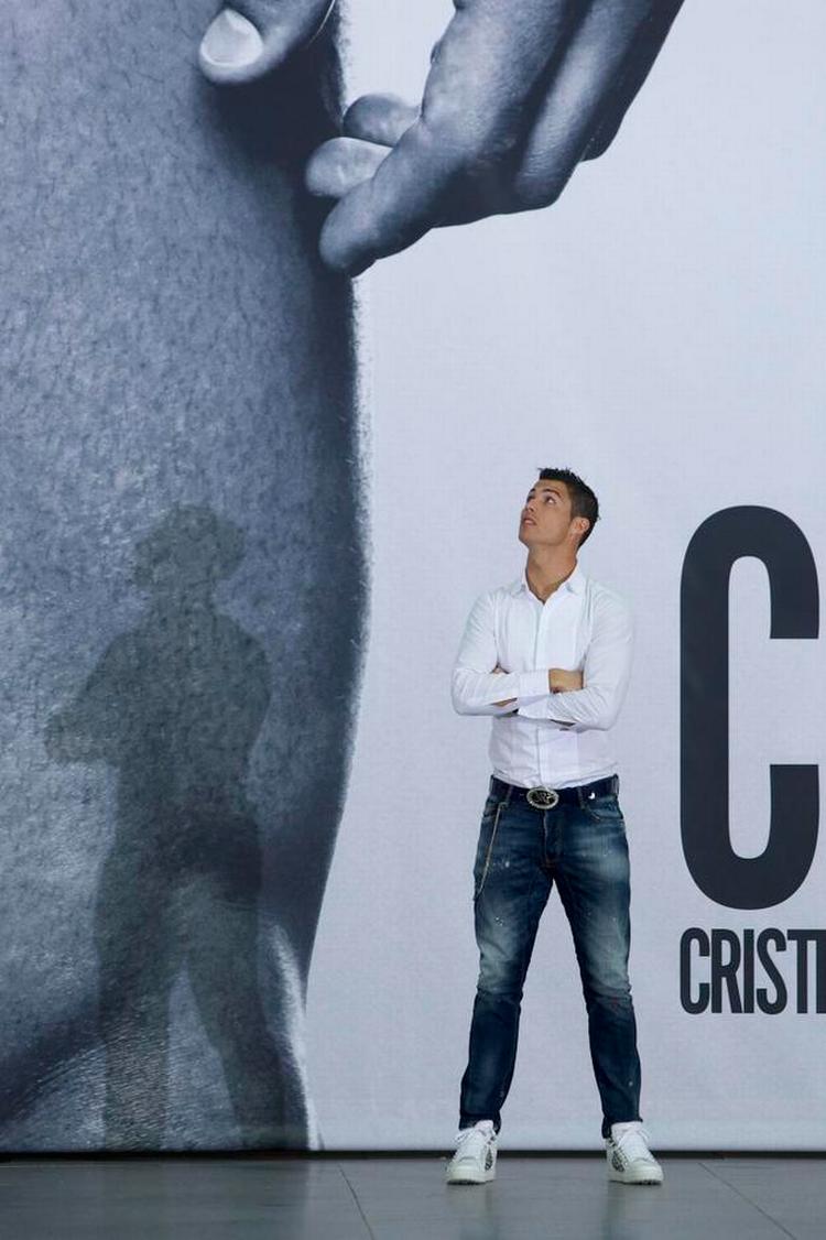 størst? Cristiano Ronaldo optræder på og uden for banen, blandt andet med egen undertøjsserie, og ses her ved siden af et kæmpe fotografi af sit ene ben. 