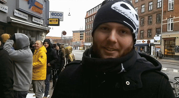søvnløs. René Stennow stod i kø foran Elgiganten på Nørrebrogade i København siden klokken 1 i nat for at få lov til at købe den nye PS4. 
