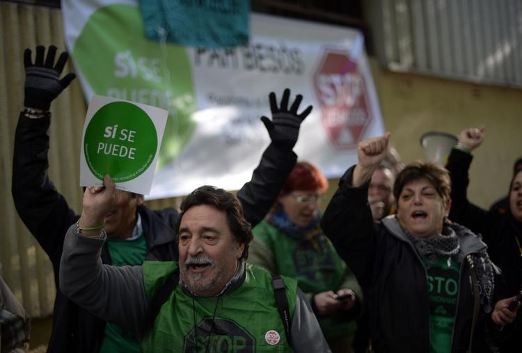 ramt. Spanierne er sammen med grækerne de hårdest ramte, når det handler om ledighed, og selv om ledighedsprocenten for eurozonen faldt generelt, så steg den et nøk i Spanien. 