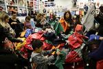sort fredag. I USA er fænomenet black fridag stort, og i år er butikkerne begyndt at lukke kunderne ind til de billige tilbud allerede den 28. november på selve Thanksgiving day. Herhjemme er det mest netbutikkerne, der har taget fænomenet til sig. 