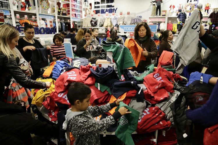 sort fredag. I USA er fænomenet black fridag stort, og i år er butikkerne begyndt at lukke kunderne ind til de billige tilbud allerede den 28. november på selve Thanksgiving day. Herhjemme er det mest netbutikkerne, der har taget fænomenet til sig. 
