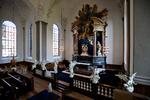 glashus. Politik, domstole, forretninger skal være gennemskuelige. Liv, viden, religion, tro indeholder elementer af mysterium, og ellers bliver det bare kedeligt, skriver biskop Peter Skov-Jacobsen. 
