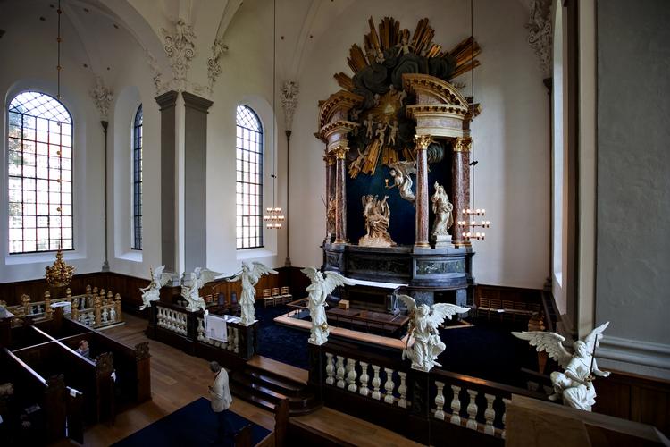 glashus. Politik, domstole, forretninger skal være gennemskuelige. Liv, viden, religion, tro indeholder elementer af mysterium, og ellers bliver det bare kedeligt, skriver biskop Peter Skov-Jacobsen. 