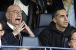 kritik. Næstformand og direktør i Milan, Adriano Galliani (tv) til kamp i Serie A med sønnen Gianluca. 