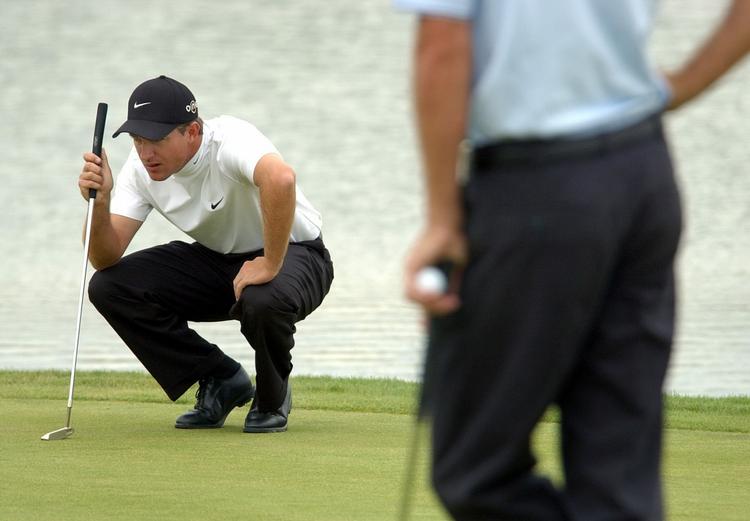 VANDGANG. Da Søren Hansen i 2002 vandt sin anden European Tour-turnering var det efter et omspil med bl.a. Darren Fichardt (tv.), der i dag raslede ned gennem stillingen i Sydafrika, hvor Søren Hansen havde kurs den anden vej. 