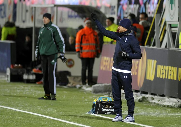 fyringstruet. Tottenhams manager, Andre Villas-Boas, dirigerer sin tropper på en iskold aften i Tromsø. Men temperamentet kom i kog, da en norsk tilskuer sang en smædesang lige bag ved udskiftningsbænken. 