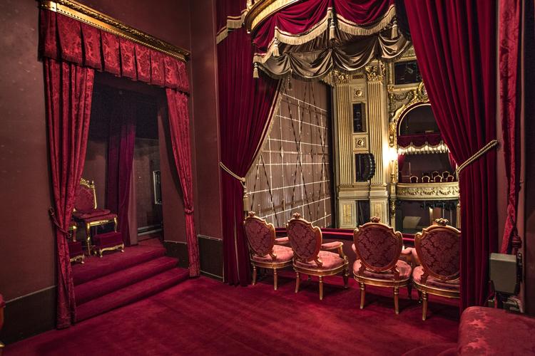 Problem. Det Kongelige Teater udnytter ikke det privilegium, det er at være statsfinansieret til at levere scenekunst på højeste niveau. 