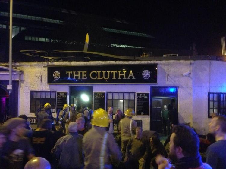 Styrt. Der var en koncert i gang på pubben 'Clutha Bar', da ulykken kom fra oven. 