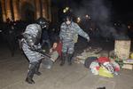 Kvæstelser. En demonstrant bliver slæbt væk fra demonstrationen i Kiev. 