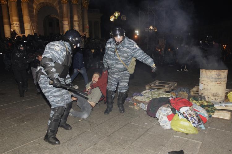 Kvæstelser. En demonstrant bliver slæbt væk fra demonstrationen i Kiev. 