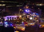 Brag. Tilskadekomne kan stadig være fanget under murbrokkerne på skotsk pub, hvor en politihelikopter styrede ned fredag aften. Foto: Jan Hollands, AP 