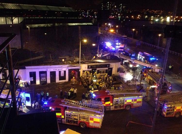 Brag. Tilskadekomne kan stadig være fanget under murbrokkerne på skotsk pub, hvor en politihelikopter styrede ned fredag aften. Foto: Jan Hollands, AP 
