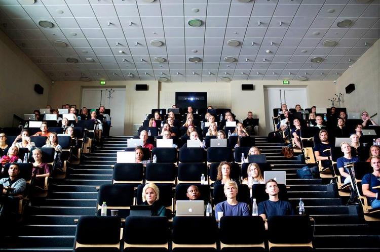 AALBORG. Universitet har nu indset at de må skære hårdt ned i studieoptaget for at redde populær humaniorauddannelse. 