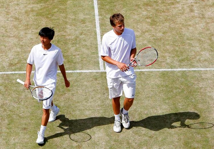 <cutline_leadin>et stykke vej endnu.</cutline_leadin> Di Wu fra Kina (tv) og Mirza Basic fra Bosnien-Herzegovina spillede double sammen ved Wimbledon i 2008, men det store gennembrud lader vente på sig for kinesisk herretennis. <fotograf>Foto: Ben Queenborough/AP</fotograf> 