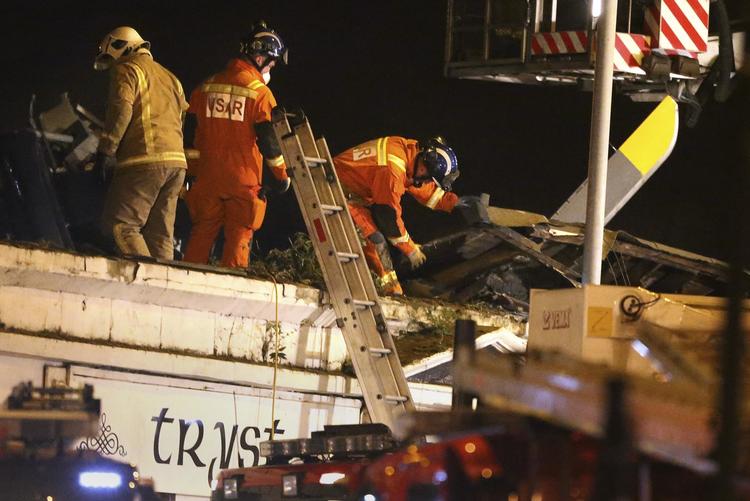 Helikopterstyrt. Værtshuset, The Clutha, var fyldt med gæster, og et liveband var i gang med at spille, da ulykken skete. 
