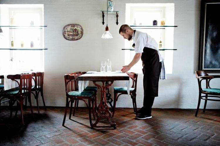 Hyggeligt. Resten af hotellet lugter lidt for meget af konference, men krostuen er hyggeligt indrettet i biedermeierstil. 