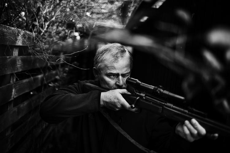 sigte. Oberst Lars Møller underviser snigskytter på Hærens Kampskole. 