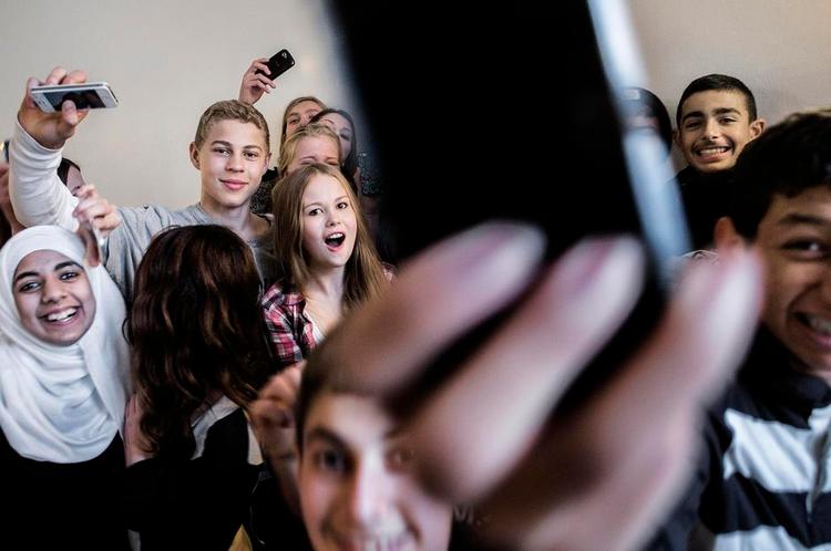 Dyrebart. Skolebørn har flere dyre ting, som de skal passe på. Vi taler med 8. D om, hvad de gør for at passe på de dyre smartphones og andre dyre ting. 