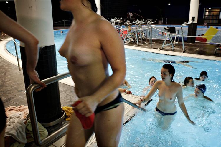 I december lavede en gruppe unge  kvinder en topløs happening i DGI-byens badevand i protest mod, at kvinder ikke må bade med utildækkede bryster. 