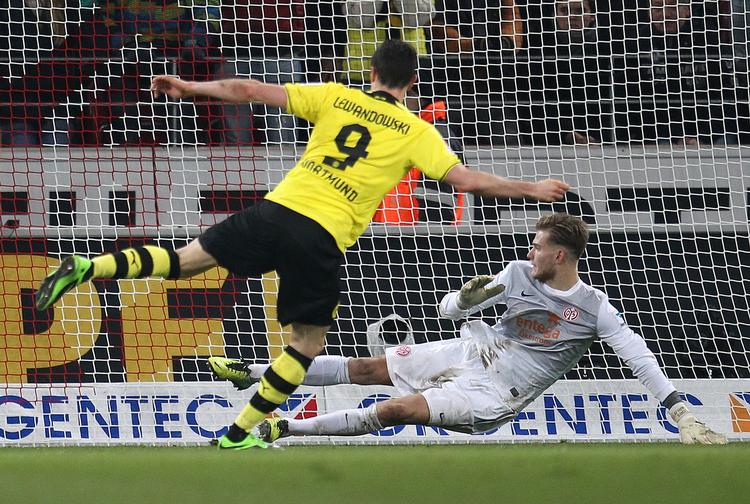 Straffespark. Robert Lewandowski scorede to gange fra 11-meter-pletten. 