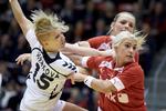 Sejr. Playmakeren Kristina Kristiansen havde godt fat i Tjekkiets Michaela Hrbková. 