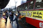 Protest. Demonstranter angriber en bus tæt på et stadion i Bangkok. En demonstrant blev skudt og dræbt af politiet i forbindelse med optøjerne. Foto: Wason Wanichkron, AP Foto 