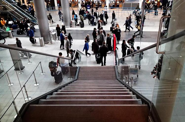 Snydeferie. Kontrol i lufthavnen skal fange folk, der rejser på ferie, når de burde være hjemme og klar til at tage et job. Men antallet af kontroller er faldet. 