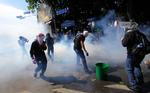 Politiet i Bangkok bruger tåregas for at holde demonstranterne stangen. 