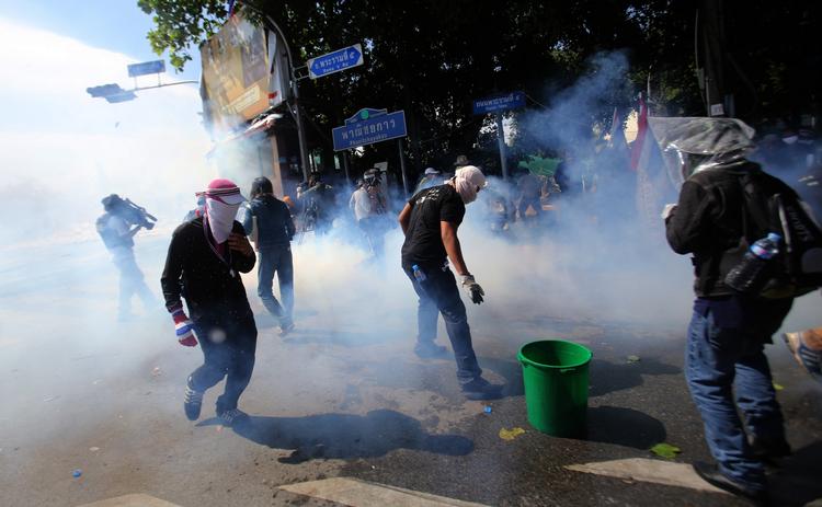 Politiet i Bangkok bruger tåregas for at holde demonstranterne stangen. 