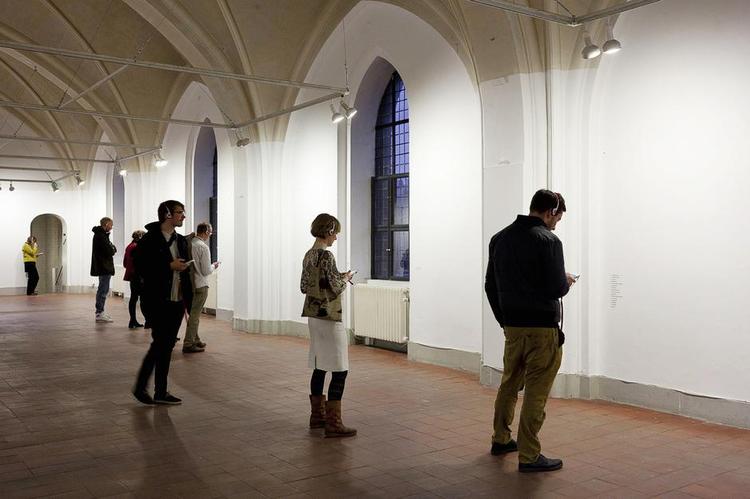 Eksperiment. Karin Sanders ide, som hun har gennemført i flere byer, er at bede en masse kunstnere om at gøre den kunstneriske proces 'synlig' gennem lyd. Så det eneste, der er udstillet, er navnene på kunstnerne og så et tilhørende nummer, man bruger, når man skal finde lydfilerne på afspilleren. 